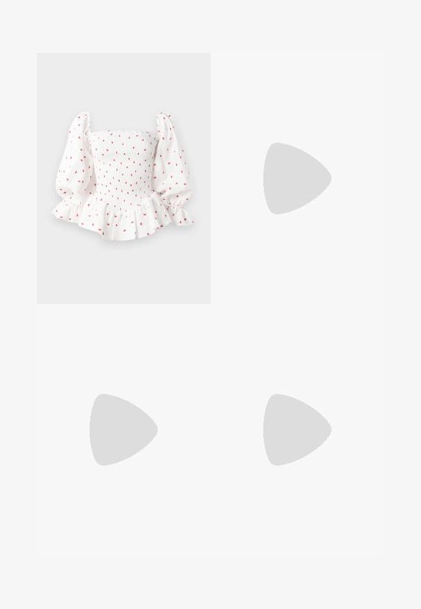 Blouse blanche avec corsage froncé, manches bouffantes et ourlet volanté. Ornée de petits pois rouges. Matière en coton avec une texture douce.; Pantalons de pyjama blancs amples avec un imprimé de fraises rouges, ceinture élastique et bords froncés. Tissu léger et coupe droite.; Mule blanches en mesh avec un bout pointu, un talon moyen élancé et un design à enfiler, sur un fond uni.; Sac à main tissé beige avec un design structuré, présentant un dessus lisse et une longue bandoulière. Des détails texturés rehaussent l'apparence générale.