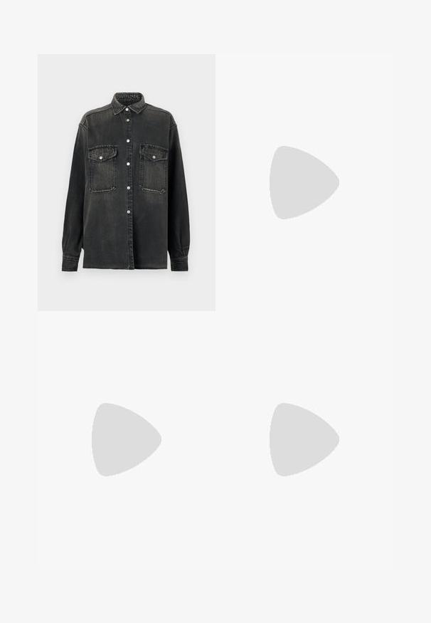 Replay SHIRT - Overhemdblouse - dark grey; Ophangende donkerblauwe jeans van denim, met een vijf-pocket ontwerp, ritssluiting met knoopsluiting en subtiele vervaging bij de knieën.; Zwarte gepatenteerde leren hoge hak schoen met spitse neus, enkelbandje en een textuur van krokodillenleer. Ontwerp met vierkante blokhak.; Zwarte leren tote bag met twee lange handvatten, een zachte textuur en een gestructureerde vorm. Voorzien van een voorvak voor extra opslagruimte.