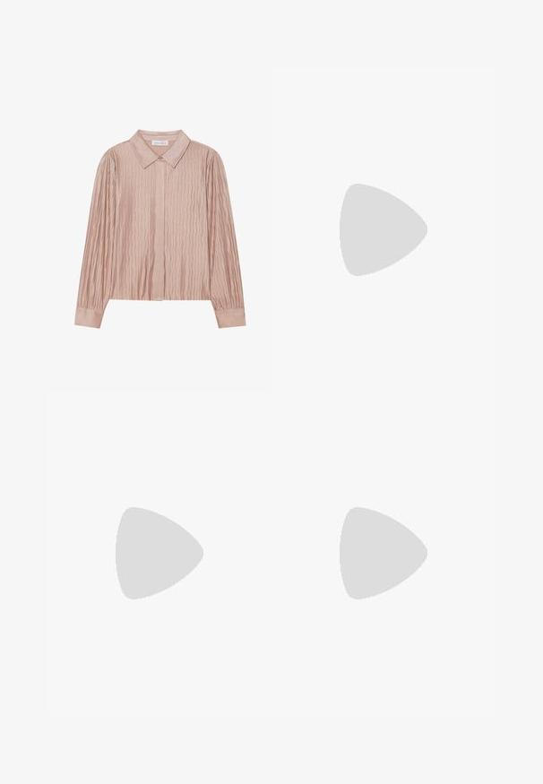 Mislykkedes med at generere alt-tekst; Beige vidde bukser med en glat tekstur, elastisk talje og to sidelommer. Nederste kant er op-rullet for ekstra detalje.; Nude patent ankelstøvler med spids tå, en skinnende overflade og en blokhæl i mellem højde. Glat tekstur og strømlinet silhuet.; Cremefarvet, polstret pandebånd med snoet design, parret med en beige og hvid stribet skjorte med rund hals. diskrete smykke accenter.