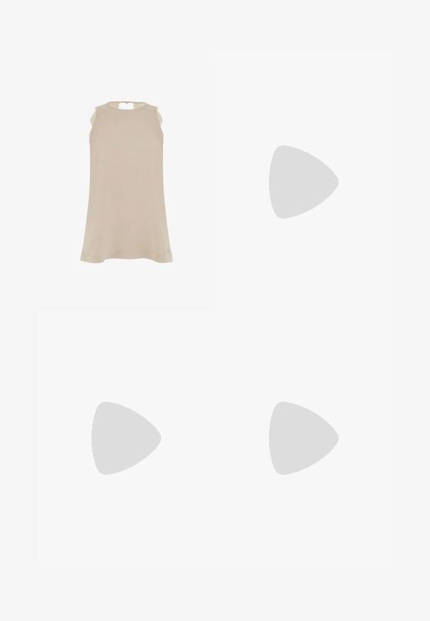Haut sans manches beige avec une texture lisse, col rond, accents en dentelle aux épaules et fermeture à boutons à l'arrière.; Pantalons ajustés en crème claire avec un motif floral texturé, présentant une jambe droite et une taille épurée avec une fermeture arrière.; Talons hauts en cuir noir avec un bout pointu, dotés d'un talon fin et d'un accent en ton or sur la lanière réglable. Texture lisse.; Sac à main en suède beige avec une forme triangulaire arrondie, une bandoulière unique et un accent en métal doré à l'avant.