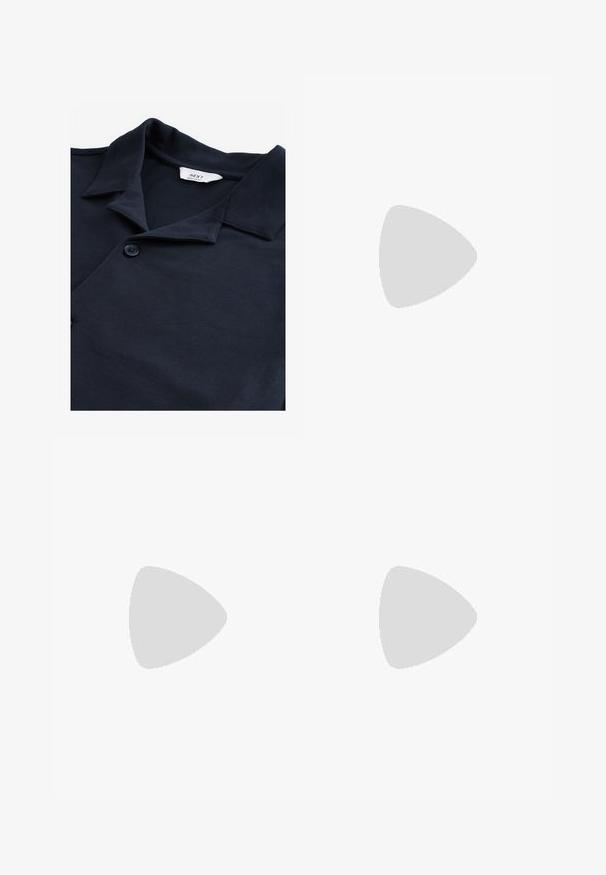 Camisa polo azul marino hecha de tela texturizada, con un pliegue abotonado, cuello corto y una pequeña etiqueta de la marca cerca del escote.; Pantalones anchos negros, hechos de algodón. Presentan un cierre frontal con botón, dos bolsillos laterales y un diseño de corte relajado.; Mocasines de ante negro con punta redonda y un acento cosido en la parte frontal. Suela de goma con surcos visibles para mayor tracción.; Gafas de sol rectangulares negras con lentes oscuros. Montura de plástico con un acabado brillante, que cuenta con un puente ancho y brazos ligeramente cónicos.