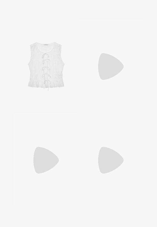 Stradivarius CREASED WITH TIES - Blouse - white; Pantalons larges de couleur beige clair en tissu doux. Dotés d'une taille élastique avec cordon de serrage et d'une coupe décontractée. Aucune motif visible.; Baskets en suede bleu avec lacets verts et trois rayures jaunes. Présente des accents roses sur le talon et une semelle en caoutchouc beige.; Sac à épaule en faux cuir brun, de forme arrondie, avec des coutures minimales et un accent en matériel doré. Il possède une fermeture zippée sur le dessus et une sangle réglable.