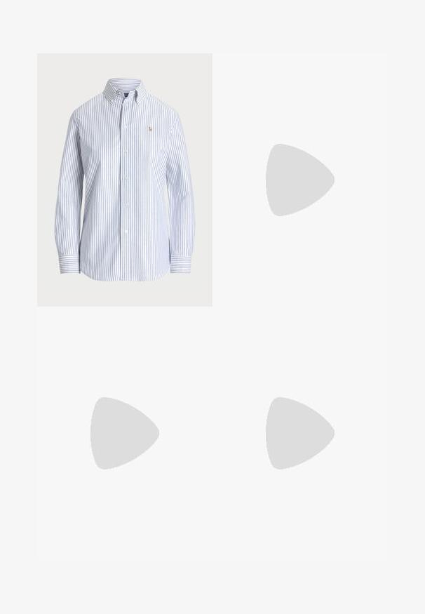 Randig skjorta i ljusblått och vitt. Har en klassisk krage, långa ärmar och en liten broderad logotyp på bröstet.; Breda ben, mörkblå denimjeans med en urtvättad look, bältesöglor, en knappstängning och två bakfickor.; Vita och beige sneaker med guldinslag, texturerat tyg och slät läder. Har en tjock sula och snörningsdesign.; Brun läderaxelväska med en avslappnad design, gyllene detaljer och kontrasterande vit sömnad, hålls av en person som bär denimkläder.