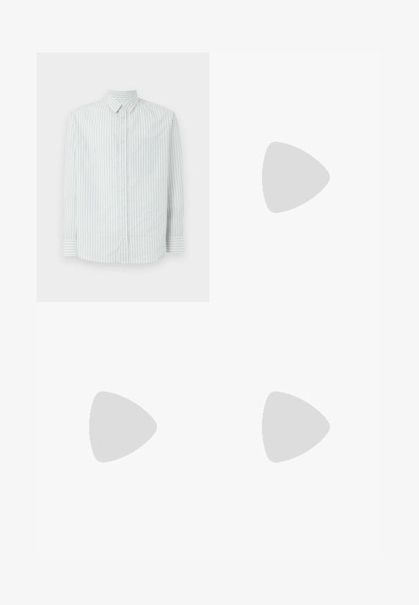 Ein schlichtes olivgrünes T-Shirt mit kurzen Ärmeln, Rundhalsausschnitt und kleinem weißen "W"-Logo auf der linken Brust.; Button-up Hemd mit einem hellblauen und weißen Streifenmuster. Es hat einen Kragen, lange Ärmel und eine Tasche auf der linken Seite.; Braune Baumwollhosen mit geradem Schnitt, Fronttaschen, Gürtelschlaufen und einem oberen Knopfverschluss. Glatte Textur mit minimalen Nähdetails.; Weiße Sneaker mit Wildlederelementen, runder Zehenpartie, flachen Schnürsenkeln und einer cremefarbenen Gummisohle. Mit grünen Markenlogo am Fersenbereich.