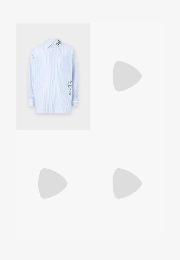 Camicia a maniche lunghe a righe blu e bianche con taschino, bottoni e un logo stampato in nero sulla manica. Tessuto in cotone, design con colletto.; T-shirt in cotone blu navy con maniche corte, collo a giro e logo ricamato sul lato sinistro del petto. Texture liscia, vestibilità classica.; Pantaloni corti bianchi in cotone con vita elastica e cordoncino. Presenta tasche laterali e un logo stampato all'orlo. Texture morbida.; Scarpa nera a mocassino intrecciata con un accentuato in pelle liscia sulla parte superiore, design a punta rotonda e suola in gomma a profilo basso.