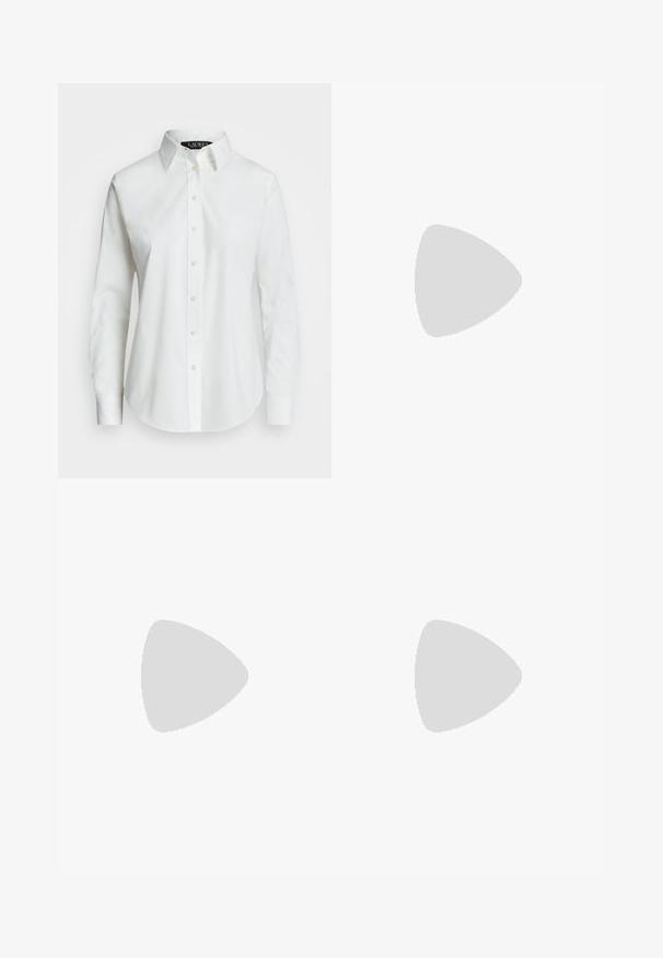 Sivý rebrovaný top s dlhými rukávmi a zaobleným výStrihom, vyrobený z jemnej textúrovanej tkaniny; má mierne rozšírený lem pre uvoľnený strih.; Biela košeľa s dlhým rukávom na gombíky vyrobená z bavlny. Obsahuje klasický golier, sedem gombíkov a jemné logo vyšitý na hrudi.; Hnedé kožené nohavice s hladkou textúrou, rovný strih a dve bočné vrecká. Obsahuje viditeľné švy.; Hnedé kožené lodičky s špicatou špičkou a unikátnym zaobleným guľatým opätkom. Hladká textúra, elegantný dizajn a minimalistické detaily.