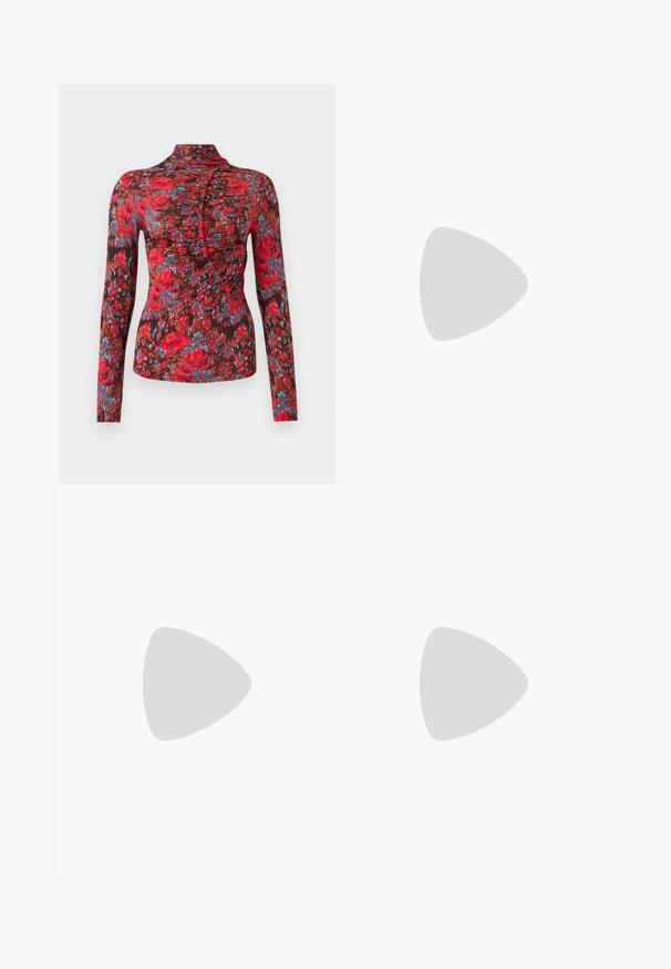 Langarmtop van zachte stof met een levendig bloemenpatroon in rood, blauw en bruin. Hoge kraag met een geplooid ontwerp aan de voorkant.; Wijd-uitlopende broek van zwart stof, versierd met een levendig bloemenpatroon in rood en blauw, met een elastische tailleband voor comfort.; Zwarte muiltje met spitse neus en een strak ontwerp, gemaakt van gladde stof, met een slanke hak en open achterkant voor gemakkelijk aan- en uittrekken.; Rode leren clutch met een gestructureerde afwerking, met een vlakke omvouwtop en een korte strap. Subtiele merklogo op de voorkant.