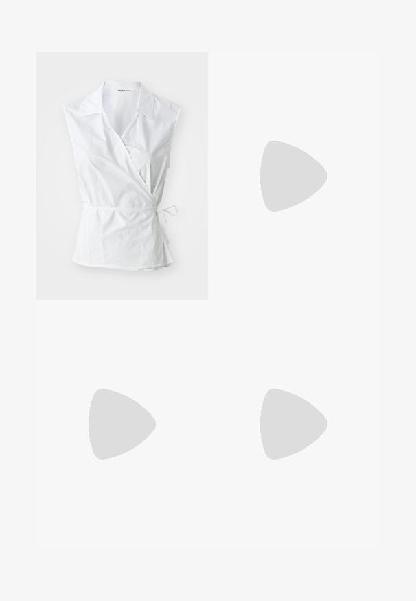 Biała bezrękawnikowa bluzka zapinana, wykonana z bawełny. Charakteryzuje się spiczastym kołnierzykiem, detalem z boku w postaci wiązania oraz lekko luźnym krojem, który zbiera się w talii.; Czarne spodnie z szerokimi nogawkami wykonane z lekkiego materiału. Posiadają elastyczny pasek w talii oraz długość do podłogi w zwiewnym fasonie.; Czarne gumowe klapki z teksturowanym paskiem i prostą płaską podeszwą, przedstawione z boku na jasnym jednolitym tle.; Czarna skórzana torebka o zorganizowanym kształcie, gładkiej fakturze i pojedynczym pasku na ramię. Posiada subtelną, zaokrągloną klapkę.; Srebrny zegarek kwarcowy Casio z prostokątną tarczą, wyświetlaczami analogowymi i cyfrowymi, stalową bransoletą oraz funkcjami wodoodporności.