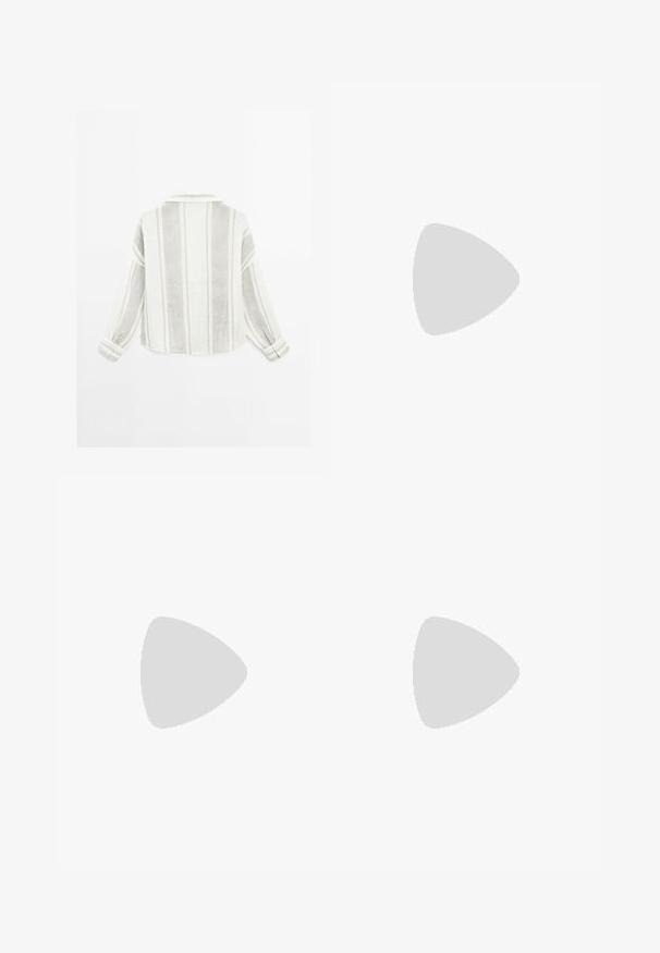 Langarmhemd in Hellgrau und Weiß, mit vertikalen Streifen, einem Kragen und geknöpften Manschetten. Hergestellt aus einem strukturierten, leichten Stoff.; Marineblaue Sportshorts mit elastischem Bund, gefältetem Design und seitlichen Taschen. Hergestellt aus leichtem, atmungsaktivem Material.; Schwarze Plattform-Flip-Flops mit einer strukturierten Gummisohle, die ein Kreuzriemen-Design und eine matte Oberfläche aufweisen. Das Markenlogo ist dezent an der Seite angebracht.; Halskette mit einem braunen Band und einem silbernen ovalen Anhänger. Der Anhänger hat eine glatte Oberfläche und eine leichte Vertiefung in der Mitte.