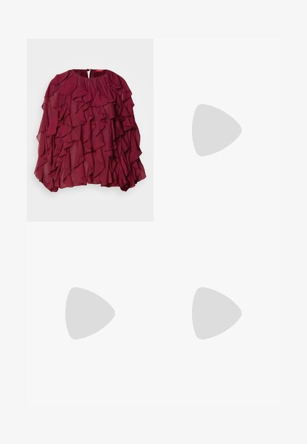 Blusa in chiffon marrone con ruches a strati, scollatura rotonda e chiusura posteriora con bottone; texture fluida e vestibilità ampia.; Gonna midi plissettata in tessuto leggero e trasparente. Presenta un motivo floreale astratto multicolore con sfumature di rosa, verde e blu.; Stivaletto in pelle nera con punta affusolata, pannelli laterali elasticizzati con scanalature verticali e tacco basso a blocco. Texture liscia e design elegante.; Borsa in pelle nera con forma curva, zip argentata e manico corto. Presenta un logo discreto sulla parte anteriore e una texture liscia.