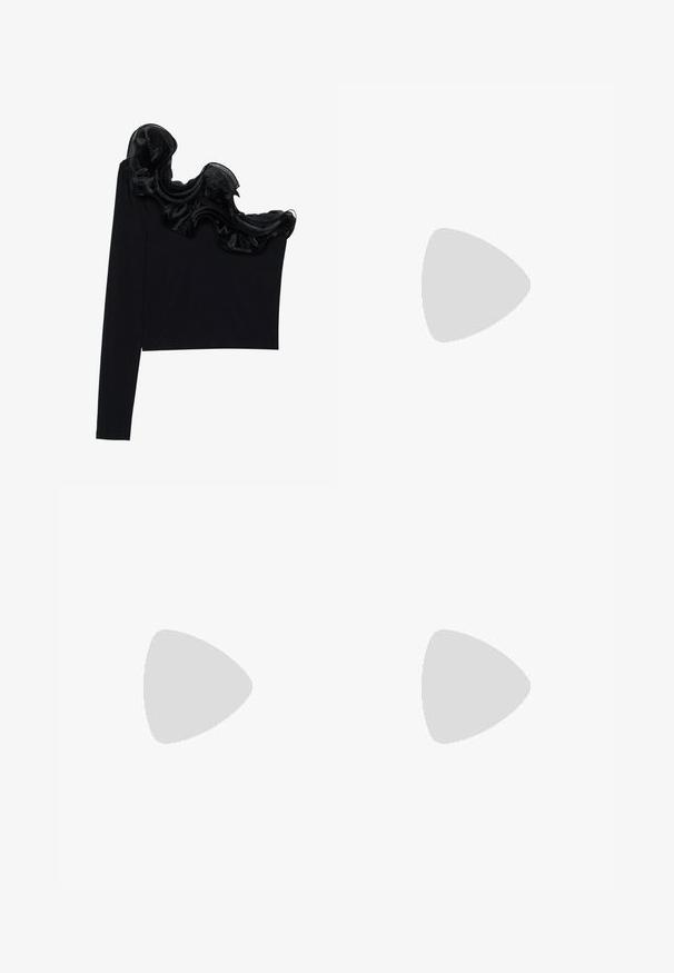 Melnā vienas pleca blūze ar viļņotu caurspīdīgu apdari ap kaklu, izgatavota no viegla auduma ar gludu tekstūru.; Tumši zilo džinsu bikses ar taisnu kāju griezumu, piecu kabatu dizains un metāla pogu jostasvietā. Nedaudz izbalēšana un šuvju detaļas.; Melna ādas baleta kurpe ar noapaļotu purngalu, gludu tekstūru, minimālu šuvju detalizāciju un elastīgu zoles dizainu.; Melnas ādas maku ar pārklājošu flapu, zelta detaļām, ar logotipa akcentu. Ietver noņemamu siksniņu pārvadāšanai.