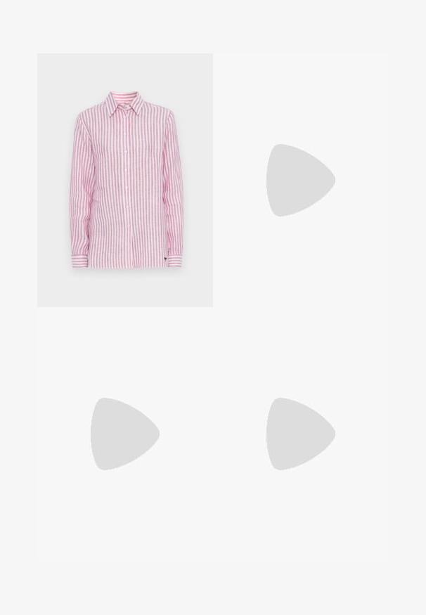 Chemise à manches longues en lin rayé rose et blanc, dotée d'un col classique, d'une fermeture à boutons à l'avant et de manches avec des poignets à accents rayés.; Shorts rose clair avec un design ajusté, devant plat, poches latérales avec fermetures à bouton et une texture de tissu lisse.; Mule blanches en mesh avec un bout pointu, un talon moyen élancé et un design à enfiler, sur un fond uni.; Pochette en cuir marron avec un fermoir à boule en argent et un petit détail en chaîne argentée sur fond blanc.