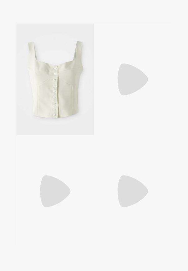 Kremfarget ermeløs crop-top med vide stropper og en frontrekkefølge av små hvite knapper nedover midten.; Mørkeblå denimshorts med rett snitt, fem lommer og kontrasterende oransje sømmer, med knappeåpning i livet.; Svart høyglans sandaler med hæl, firkantet tå, ankelremmer og sølvspenner. Har en kraftig blokkhæl for stabilitet.; Svart lærveske med en buet form, avtagbar stropp og gullbeslag. Vesken har et klaff med spenne-detall.
