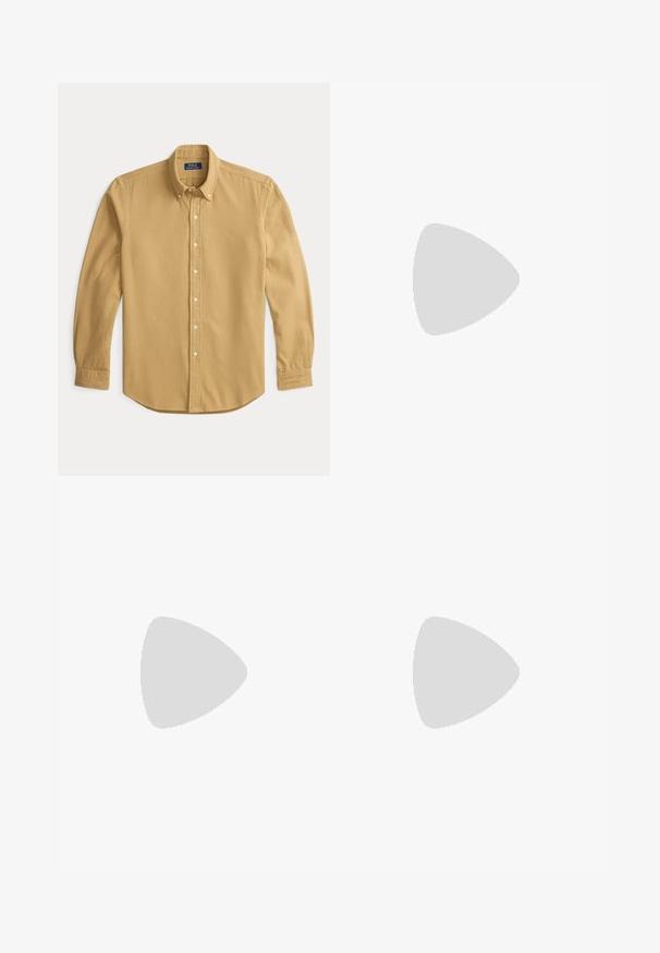 Camicia a maniche lunghe di colore senape, realizzata in tessuto morbido. Presenta un colletto con bottoni, bottoni frontali e un piccolo logo ricamato sul petto.; Pantaloni corti in lino marrone con cintura elastica, chiusura con cordino e vestibilità comoda. Presentano una superficie liscia e orli cuciti.; Mocassini in suede beige con punta rotonda, tacco basso a blocco e dettagli di cucitura sulla parte superiore. Texture liscia e design minimalista.; Occhiali da sole tartarugati con lenti verdi, forma rotonda, dettagli dorati e aste verde scuro con una striscia bianca.