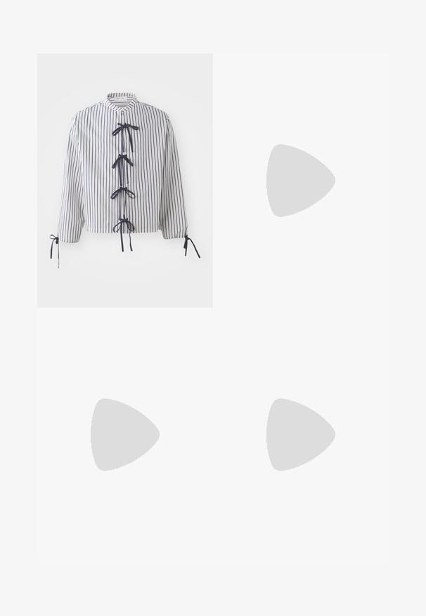Camicetta a strisce bianche e blu navy con collo alto, legature frontali e maniche lunghe con rifiniture in nastro e polsini arricciati.; Gonna a quadri grigia con forma dritta, caratterizzata da uno spacco laterale e un dettaglio con fibbia in vita. Texture liscia, lunghezza media.; Stivale alla caviglia in pelle nera con punta arrotondata, tacco a blocco di altezza media, texture liscia e chiusura con cerniera sul retro.; Borsa a spalla in pelle nera con una texture liscia, una parte superiore curva e una sola tracolla. Presenta una chiusura con zip e un design minimalista.