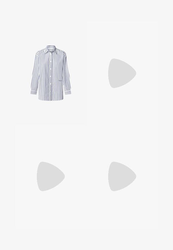 Randig skjorta i vitt och marinblått, tillverkad av bomull. Har en krage, framknäppning och lång ärm med randiga manschetter.; Ljust blå denimjeans med en lös passform, med en urblekt finish, två framfickor och en knappstängning vid midjan.; Sko i leopardmönster med stabil gummisula i svart, med två justerbara svarta remmar och kontrasterande orange sömmar längs kanten.; Brun och krämfärgad ko-läder axelväska med ett slätt läderband, dragkedjestängning och en mjuk, texturerad yta med ett naturligt mönster.