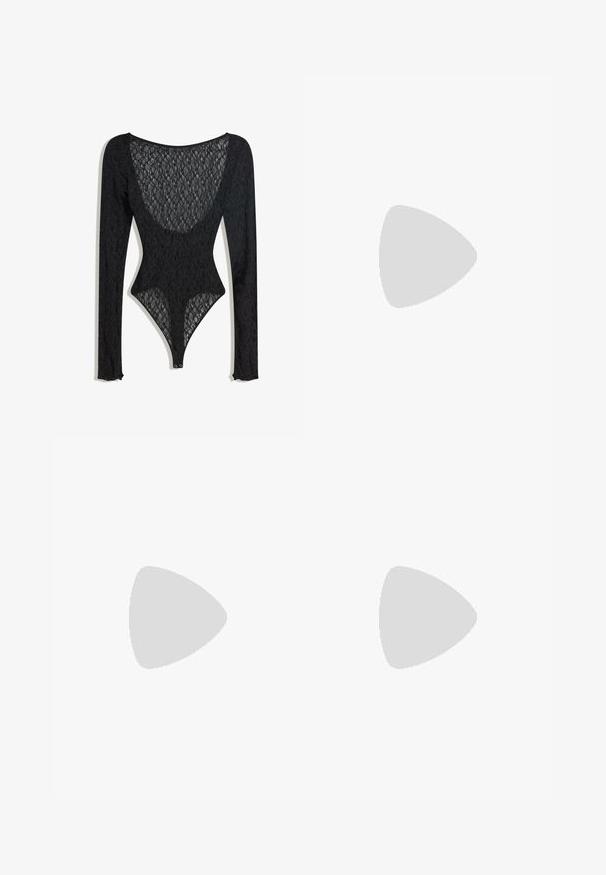 Sort blondedragt med lange ærmer, der har en rund halsudskæring og et detaljeret blomsterdesign. Trykknaplukninger i bunden.; Sorte brede bukser lavet af glat stof, med flad front, bæltestropper og pressede folder for et skræddersyet udseende.; Marc O'Polo LOAFER MIT ROBUSTER PROFIL - Loafers - black; Guldtonede hoops øreringe med et glat, buet design. Har en hul inderside og sikker fastgørelse for komfortabel bæring.; Sort lædertegnebog med en fold-over klap, guldfarvet hardware og en logoaccent. Inkluderer en aftagelig rem til bæring.