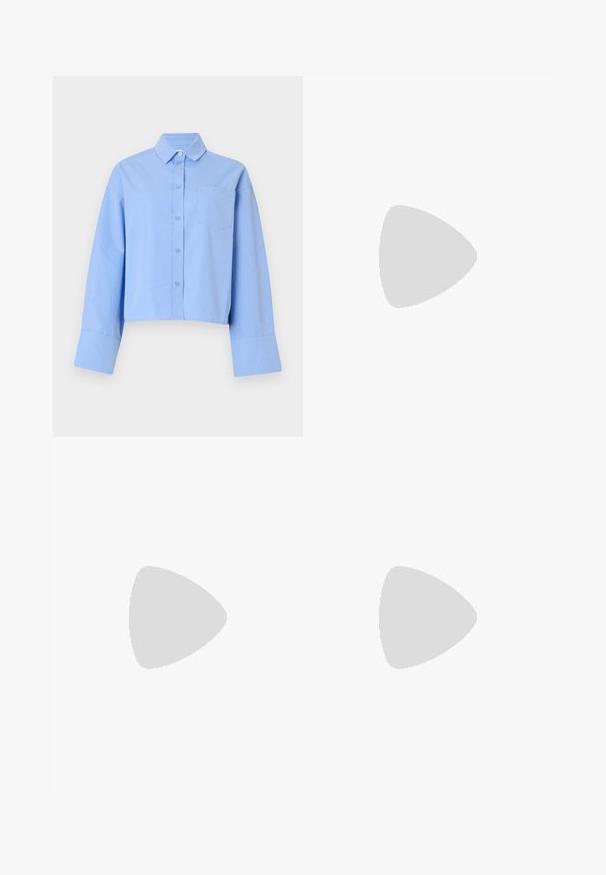 Lichtblauwe cropped shirt van stof, met een knoopsluiting aan de voorkant, grote manchetten en een borstzak met subtiele branding.; Rode, knielange rok met een geraffineerde tailleband en een vloeiende A-lijn ontwerp. Gemaakt van een gladde stof zonder zichtbare patronen of accenten.; Zwart patentleer balletschoen met een ronde neus, voorzien van een klein strikdetail aan de voorkant en een gevoerde binnenzool voor comfort.; Zwarte leren geweven tote bag met een slouchy vorm en een brede schouderriem. Kenmerkt zich door een gestructureerd, verweven ontwerp met een gladde afwerking.
