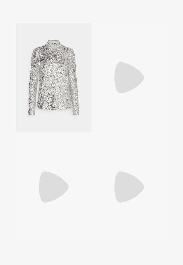 Svetlo srebrna dolg rokav top z oprijetim dizajnom, visokim ovratnikom in teksturiranim vzorcem, ki ima enakomerno porazdelitev srebrnih bleščic po tkanini.; Razširjeni črni hlače iz gladkega materiala, z naprsnimi gubami, visoko pasom in krojem, ki poudari elegantno silhueto.; Črne semiš visoke pete z običajem in tankim, nizkim petom. Gladka tekstura s elegantnim dizajnom, brez vidnih kovinskih delov.; Črna torba iz teksturiranega sintetičnega materiala, opremljena z dvema ročajoma, z zlatim logotipom in majhno oznako z detajlom v kontrastni barvi.