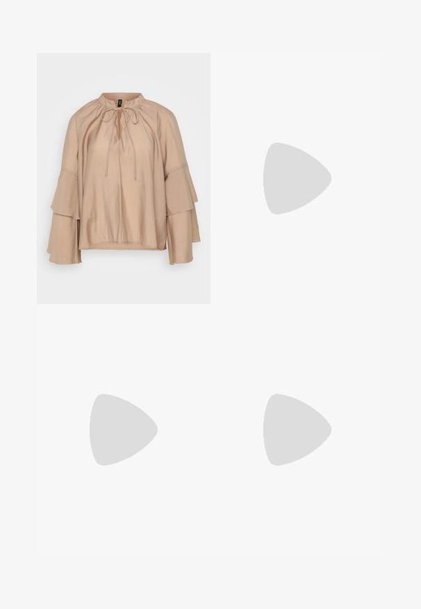 Blusa beige con scollatura rotonda, dettaglio con fiocco e maniche a campana a strati. Realizzata in un tessuto leggero e morbido con una vestibilità comoda.; Pantaloni in maglia a coste color marrone chiaro con fondo svasato e orlo arricciato. Vita elasticizzata per il massimo comfort. Texture uniforme in tutto il capo.; Tacchi a piattaforma neri con punta appuntita e cinturino regolabile alla caviglia. Realizzati in pelle liscia, presentano un tacco a blocco spesso.; Orecchini a cerchio in argento con una finitura liscia e lucida. Forma rotonda, design leggero, con un meccanismo di chiusura sicuro.