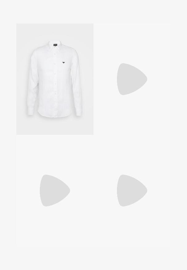 Hvit skjorte med lange ermer laget av lin, med krage som kan kneppes ned, frontknapper og en liten brodert logo på venstre bryst.; Grønne og hvite stripete badeshorts med elastisk liv, justerbar snor, og liten logodetalj nederst til venstre.; Hvite lærersneakers med en jevn overflate, rund tå, flate lisser og en teksturert såle. Har en subtil logo på hælen.; Sorte, runde solbriller med mørke linser og slanke metalarmer. Inkluderer klare temple tips og sølvfargede detaljer ved hengslet. Minimalistisk design.