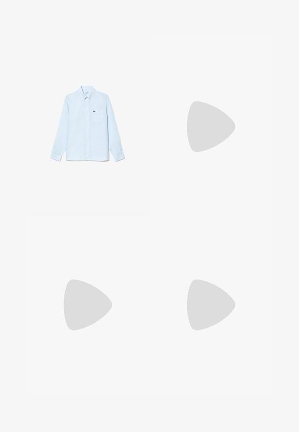 Chemise boutonnée bleu clair en coton. Présente un col, des manches longues et une poche poitrine gauche avec un petit logo brodé vert.; Polo shirt blanc en mélange de coton et polyester, doté d'un col, d'une patte de boutonnage à deux boutons et d'un logo brodé discret sur la poitrine.; Shorts en coton beige avec taille élastique, présentant une coupe décontractée et une texture lisse. Pas de poches visibles ni de motifs.; Basket de sport blanche et beige clair, avec une tige en maille, des détails perforés et une semelle intermédiaire texturée avec un logo sur le talon.