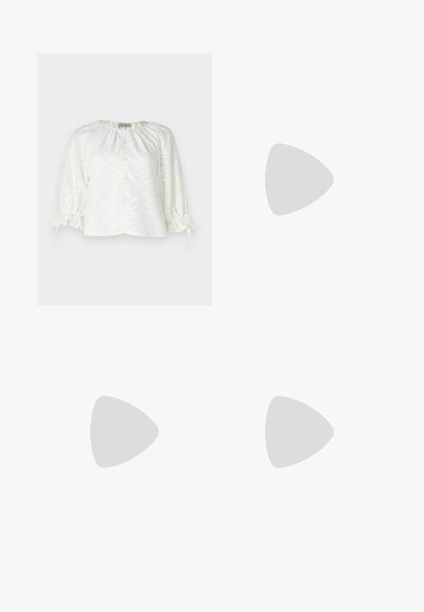 Witte blouse met een textuur van bladpatroon, ronde halslijn, knoopsluiting aan de voorkant en elastische, geraffineerde mouwen met trekkoord.; Wollen geruite rok in grijs, zwart en beige met een zijsluiting met knoop en een licht gewikkeld ontwerp. Textuurstof met een klassiek patroon.; Zachtroze slingback ballerina's met een spitse neus, gemaakt van een glad leerachtig materiaal. Bevat uitsnijdingen aan de zijkanten en heeft een platte hak.; Bruine leren tote bag met een gladde textuur, een ontwerp met een open bovenkant en twee schouderbanden. Kenmerkt zich door minimale stiksels en geen zichtbare hardware.