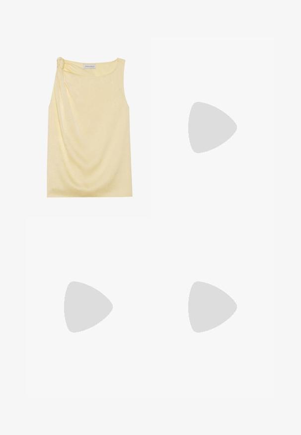 Ujj nélküli sárga felső, texturált felülettel és gyűrött oldalrészlettel. Puha anyagból készült és laza szabású, egyenes alsó szegéllyel.; Fekete, térdig érő szoknya könnyű anyagból, laza formával. Simább textúrával rendelkezik, és finom redők díszítik a részleteket.; Fekete magassarkú cipő, hegyes orral, ezüst szegecsekkel díszítve és bokapánttal ellátva. Simább bőr textúra és elegáns kialakítás.; Beige mintás külsővel rendelkező sporttáska, fekete bőr pántokkal, arany színű fém kiegészítőkkel, és egy kis illeszkedő tárolóval, ami hozzá van erősítve. Strukturált dizájn.; Aranyszínű, téglalap alakú karóra fehér számlappal, ezüstszínű óránymarkerekkel és strapabíró fém láncszíjjal. Vízálló funkcióval rendelkezik.