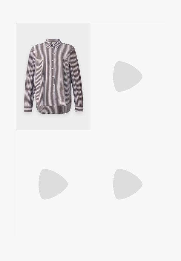 Camicia button-up realizzata in cotone, con strisce verticali marroni e azzurro chiaro, colletto a punta e maniche lunghe con polsini abbottonati.; Pantaloni bianchi a gamba larga realizzati in cotone, con grandi bottoni decorativi sui lati, dalla trama morbida e cuciture pulite.; Ballerine in pelle verniciata bordeaux con punta arrotondata, piccolo fiocco decorativo sulla parte anteriore e suola bassa in gomma nera. Texture liscia.; Borsa a tracolla in paglia intrecciata con una forma ampia e affusolata, dotata di due manici in pelle nera. Colore beige naturale con una superficie texture.