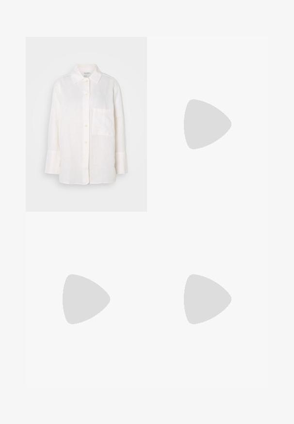 Balta, ilga rankovė liemenė su mygtukų apykakle. Turi priekinę kišenę ir laisvą, šiek tiek per didelį siluetą. Tekstūruotas audinys.; Šviesiai mėlyni platūs kelnės su elastinga juosta ir raišteliu, pasižyminčios lygiomis medžiagomis ir subtiliais siuvinėjimo akcentais šonuose.; Juodos aksominės basutės su plona kulkšnies juosta, atvira pirštų dalimi ir nedideliu blokuotų kulniukų. Lygus paviršius ir minimalūs akcentai.; Skaidraus ir gintaro dervos žiedai, vienas lygus ir skaidrus, kitas su tekstūruotu, gintaro atspalviu. Abu turi apvalius, storus dizainus.