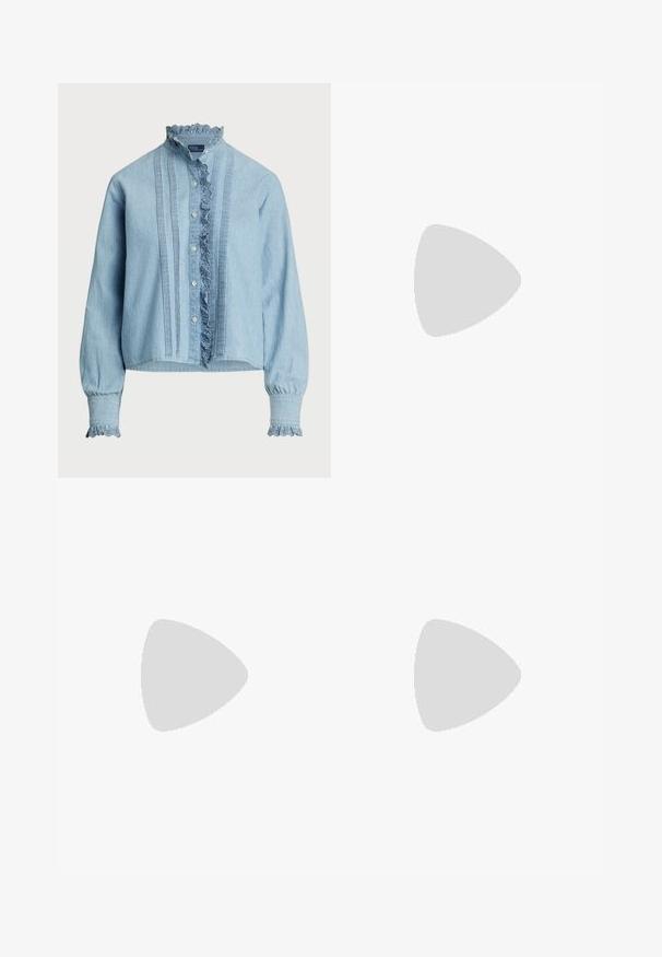 Šviesiai mėlyna marškinėlių palaidinė, pagaminta iš minkštos medvilnės. Su nėriniuotu apvadu ant apykaklės ir rankogalių, o priekyje yra vertikalios raukšlės.; Tiesios kojų juodos džinsinės kelnės su aukštu juosmeniu, priekyje esančia užtrauktuku ir mygtuku, bei penkių kišenių stiliumi ant balto fono.; Smėliniai zomšiniai batai su apvaliais pirštais ir žemu profiliu. Yra raišteliais užsegami ir dekoruoti siuvinėjimais. Dėvimi su trumpais mėlynais džinsais.; Ruda tekstūruota odinė per petį nešama rankinė su auksiniu grandininiu dirželiu ir užlenkiamo užsegimo. Priekinėje pusėje yra logotipo detalė ir kišenė po užlenkimu.