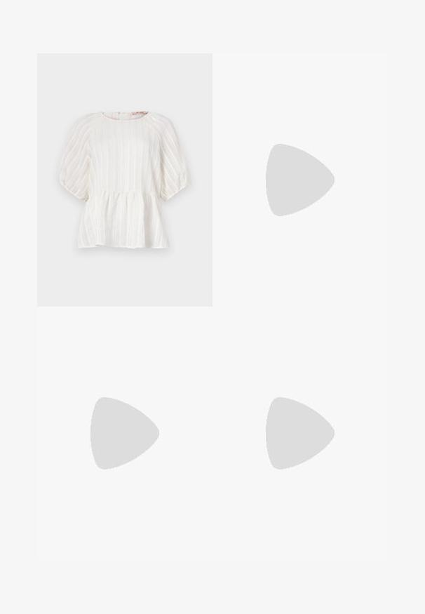 Blouse blanche avec des rayures verticales, des manches courtes bouffantes, un col rond et un ourlet peplum froncé. Fabriquée en tissu léger et texturé.; Pantalons ajustés bleus en tissu lisse avec des plis sur les côtés, présentant une coupe droite et une taille propre. Aucun matériel ni motif visible.; Mocassins en cuir marron avec une finition brillante, dotés d'une boucle décorative en or à l'avant et d'un talon bas. Design classique.; Sac fourre-tout en daim marron avec une texture douce, une ouverture en haut et une seule sangle pour l'épaule. Présente une finition lisse et un design minimaliste.