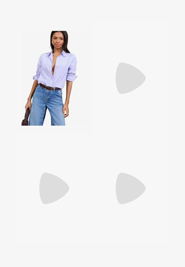 Lavendel en witte gestreepte button-up shirt met opgerolde mouwen, gedragen met hooggewaarde blauwe denim jeans en een bruine riem.; Witte short-sleeve t-shirt van gladde stof, met een ronde halslijn en subtiele stiksels bij de zoom.; Marineblauwe broek met een rechte pijp, een vlakke voorkant, twee zijzakken en een gladde textuur. Geen zichtbare patronen of accenten.; Witte sport schoen met mesh bovenkant, marineblauwe accenten en een gehoorzaamde zool. Bevat het "N" logo, veters en een gestructureerde detail aan de zijkant.