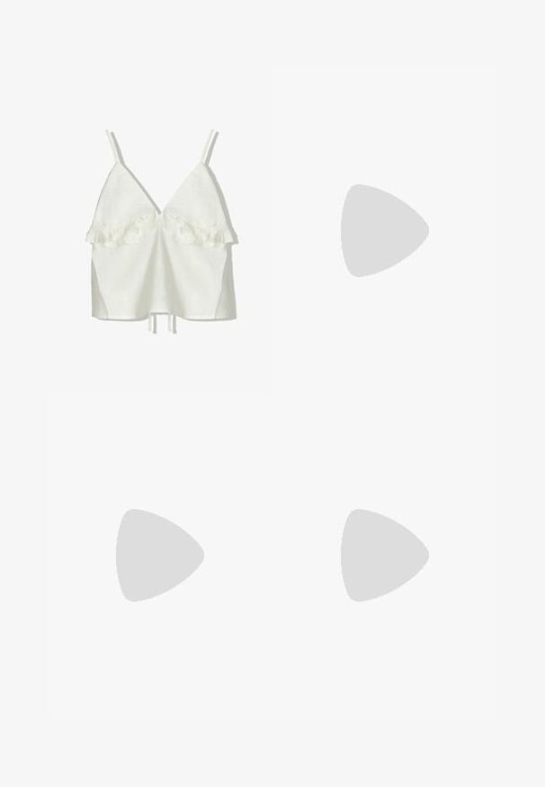 Bershka - Top; PULL&BEAR - Szorty jeansowe; Bershka - Kowbojki i obuwie motocyklowe; Even&Odd by Zalando - Okulary przeciwsłoneczne