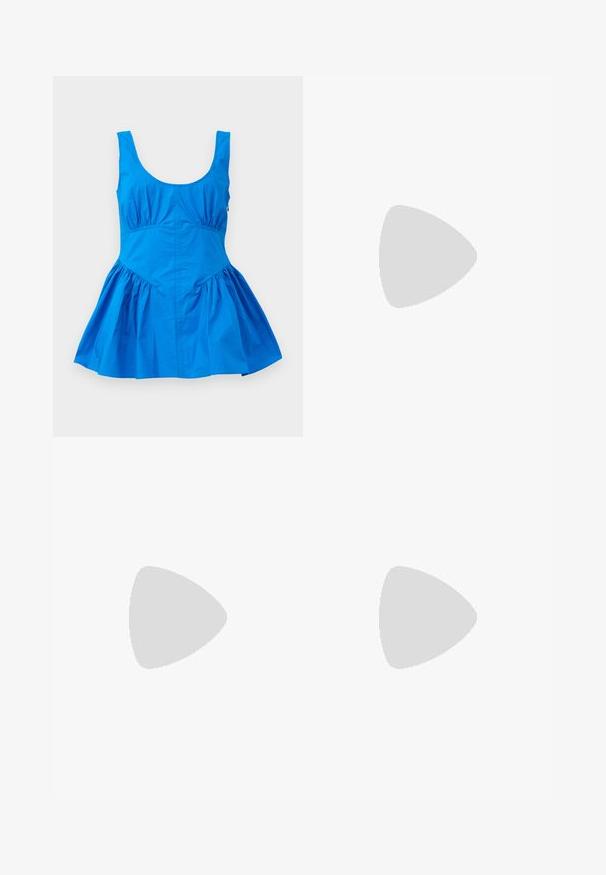 Sinine ilma varrukateta kleit, millel on ümaralõikega kaelus ja kokkuvõetud detailid vöökohas, flared seeliku ja sileda, kerge kangaga.; Tumesinine mähkme seelik, mis on valmistatud pehmest, venivast kangast, millel on ees sõlmes kujundus, silmapaistva sileda tekstuuri ja täpselt viimistletud servadega.; Valge võrkmaterjalist teravatoa mulli king, millel on peen keskmise kõrgusega konts ja libisev disain, tühjal taustal.; Sinine tekstuuriga faux nahast käekott, millel on hõbedane ketirihm ja logo aktsent ees. Klambri sulgemine ja klapi disain.