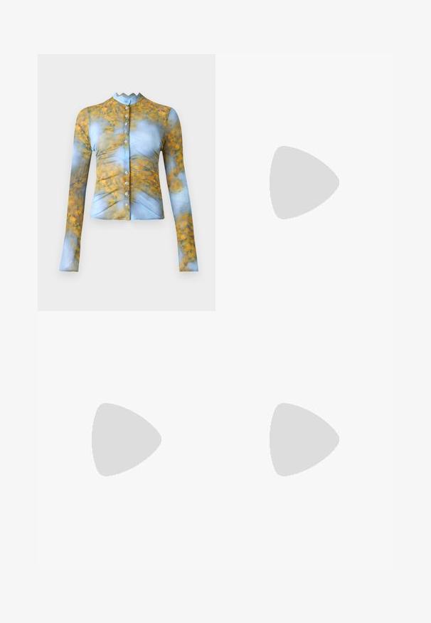 Chemise à manches longues avec boutonnière en bleu ornée de motifs abstraits jaunes et oranges. Présente un col haut et des détails froncés sur le devant.; Jeans large gris clair en denim, dotés d'une taille haute, de poches avant et d'une fermeture par bouton. Texture lisse avec des détails de design minimaux.; Mule en cuir verni noir à talon haut avec un bout pointu et une silhouette épurée, doté d'un dos ouvert et d'un talon aigu slender.; The Kooples SAC - Sac à main - black