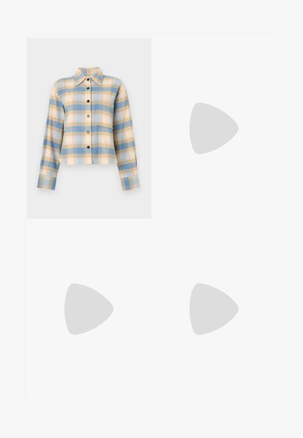 Plaid marškiniai su struktūrizuota apykakle, su mėlynų, smėlio ir rožinių langelių raštu, ilgomis rankovėmis ir juodais mygtukais priekyje.; CLOSED STOVER X - Siaurėjantys džinsai - mid blue; Juodos odinės slingback bateliai su smailiu pirštu, turintys audinį akcentą ir raukšlėtą viršutinį dizainą. Lygus padas su minimaliais aksesuarais.; Ruda odinė rankinė su uždaromu dangteliu, aukso spalvos detalėmis, petneša ir lygiu paviršiumi. Kompaktiška stačiakampio formos.