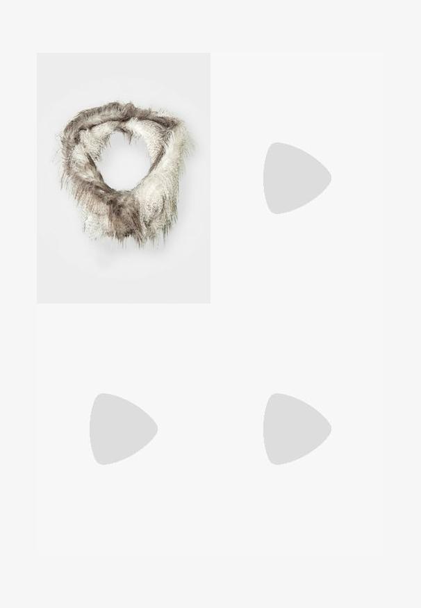 Faux-Fur-Infinity-Schal in Hellbraun und Creme, mit einer flauschigen Textur und unterschiedlich langen Haaren sowie einem kreisförmigen Design.; Hellgraue, ausgestellte Leggings aus geripptem Stoff mit einem breiten, elastischen Bund. Verfügt über ein enges Design, das zum Saum hin ausgestellt wird.; Graue Wildleder-Fußstütze mit einer abgerundeten Spitze und weicher Innenauskleidung. Verfügt über eine flache Gummisohle und minimale Steppdetails.; Schwarze Geldbörse aus synthetischem Material mit texturierter Oberfläche, mit einem goldenen Dreieckslogo und einem Reißverschluss mit Handgelenkband.