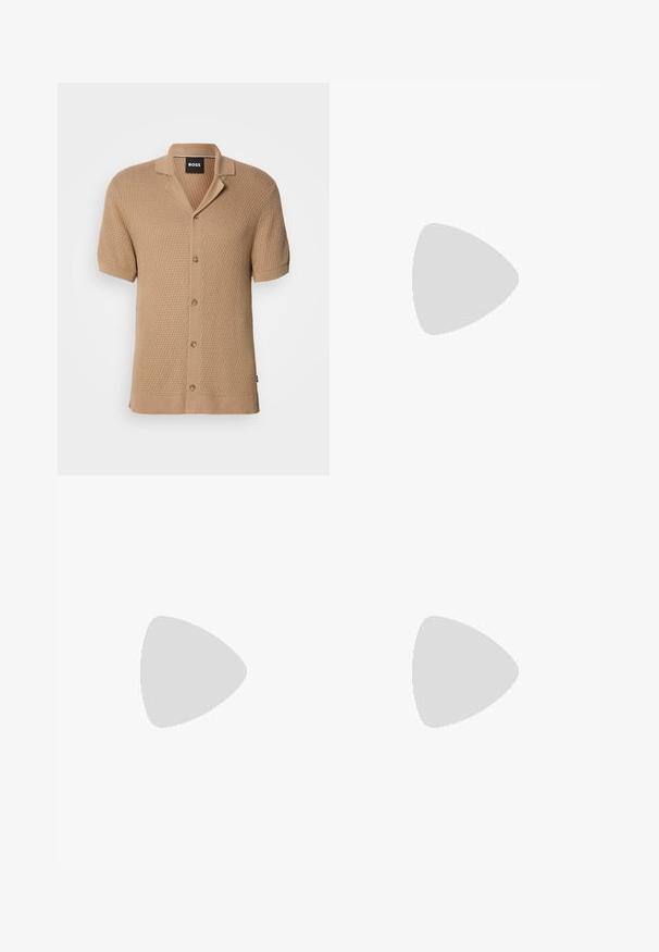 Beige īsām piedurknēm adīts kardigāns ar teksturētu rakstu, pogu priekšpusi, apkakli un melnu "BOSS" etiķeti iekšējā kakla daļā.; Gai zili džinsi taisnās kājās, izgatavoti no denima, ar piecām kabatām, pogu aizdari un smalku izbalēšanu tekstūrai. Nav redzamas zīmola atpazīšanas.; Melnas slēptās sandales ar teksturētu virsmu un diviem regulējamiem sprādzēm augšpusē, plakana zole ar pretslīdes rakstu.; Melna sporta soma, izgatavota no teksturēta sintētiska materiāla. Iekļauj divas rokturus un regulējamu plecu siksnu. Vienkāršs dizains bez redzamām rakstu zīmēm.