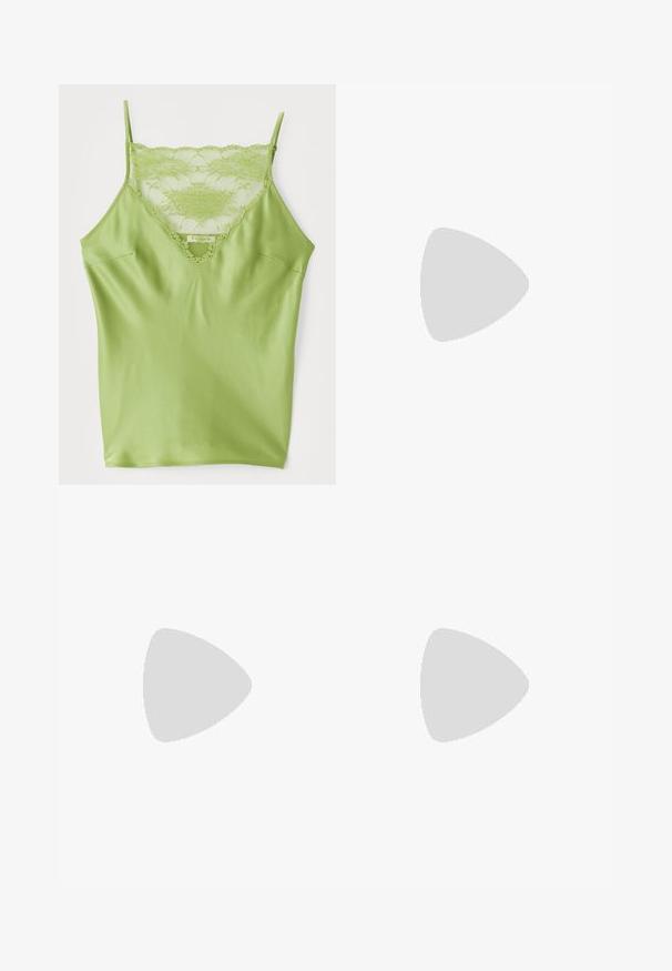 Camisole verte avec une bordure en dentelle au niveau du col, des bretelles spaghetti réglables et une finition satinée lisse.; Jupe ballon beige en tissu doux. Elle présente une taille haute et un design volumineux avec une texture froncée à l'ourlet.; Tongs noires au design minimaliste, avec des sangles fines et une semelle plate. Le matériau semble être du plastique avec une texture lisse.; Collier en chaîne en or avec des accents de perles rondes, présentant un design délicat et fin, ainsi qu'une fermeture à mousqueton. Texture lisse, finition brillante.