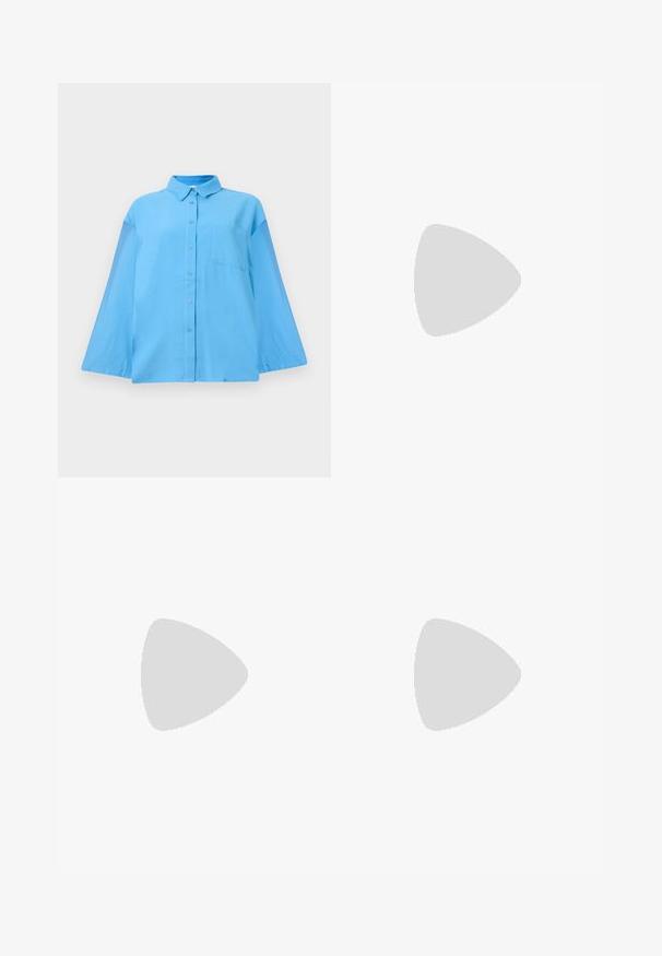 Chemise boutonnée à manches longues bleu clair avec un col et une poche poitrine unique, présentée sur un fond blanc uni.; Jupe crayon bleu marine à rayures, coupe droite, poches avant, taille, et texture lisse. Sans fermetures ni attaches visibles.; Mule noir à enfiler en matériau texturé avec un motif reptilien, doté d'un talon bas et plat et d'un design à bout ouvert arrondi.; Sac à épaule en daim brun avec une texture douce, une forme incurvée et deux poignées. Il présente un design minimaliste sans matériel ou accents visibles.