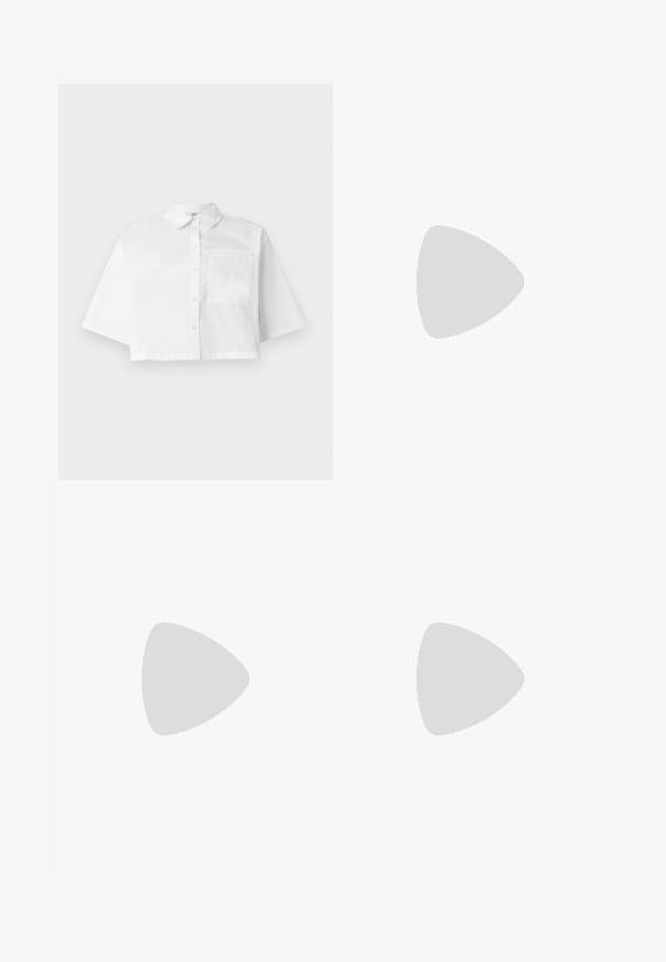 Hvit kortermet skjorte laget av bomull, med knapper foran, klassisk krage og en enkelt brystlomme med korte ermer.; Lys blå denim flared jeans med middels høyde på livet, kontrasterende sømmer, to frontlommer og knappelukking i midjen.; Svart lakkert høye hæler med spiss tupp, ankelstropp og teksturert krokodilleskinn-mønster. Design med firkantet blokkhæl.; Svart lærveske med en buet form, avtagbar stropp og gullbeslag. Vesken har et klaff med spenne-detall.