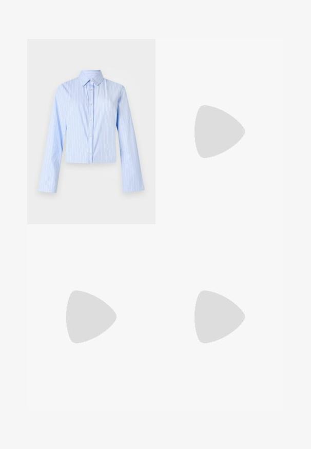 Helles blaues, kurzes Hemd mit vertikalen weißen Streifen, langen Ärmeln, einer Knopfleiste und einem klassischen Kragen. Glatte Stoffoberfläche.; Grüne Cargo-Hosen aus strapazierfähigem Stoff. Merkmale sind ein Taillenbund mit Gürtel, mehrere große Taschen und verstellbare Riemen an den Knöcheln.; Schwarze Leder-Ballettschuhe mit abgerundeter Spitze, glatter Textur, minimalen Nähdetails und einem flexiblen Sohlen-Design.; Braune Stoffschultertasche mit einem breiten, runden Körper und einem großen Ausschnittgriff. Sanfte Textur, minimalistisches Design und keine sichtbaren Beschläge.