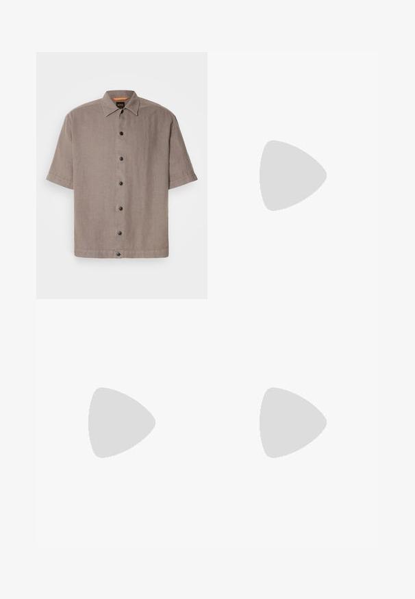 Camicia in lino taupe a maniche corte con colletto, chiusura frontale con bottoni e bottoni scuri. Tessuto liscio con orlo dritto.; Maglione a maniche corte con scollo rotondo in beige chiaro con sottili righe bianche, caratterizzato da un colletto a costine e una piccola applicazione del logo sul petto.; Pantaloni a gamba larga color marrone chiaro realizzati in tessuto morbido, con una vita elastica dotata di lacci e due pieghe frontali.; Scarpa da barca in suede con sezioni blu, arancione e verde. Suola in gomma marrone con allacciatura e cuciture decorative. Marchio Polo sul lato.
