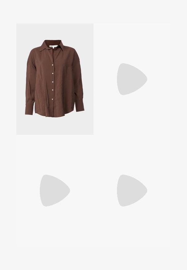 Chemise marron à boutons, en tissu léger, avec un col classique, des manches longues et une texture subtile agrémentée de boutons blancs.; Stradivarius BARREL - Pantalon classique - black; Baskets en suède beige avec des accents en cuir blanc, dotées de trois rayures blanches, du texte "Gazelle" en or et d'une semelle en caoutchouc texturé.; Sac à épaule en daim beige avec une grande ouverture et de longs accessoires en frange de chaque côté, présentant une texture lisse et une seule anse.