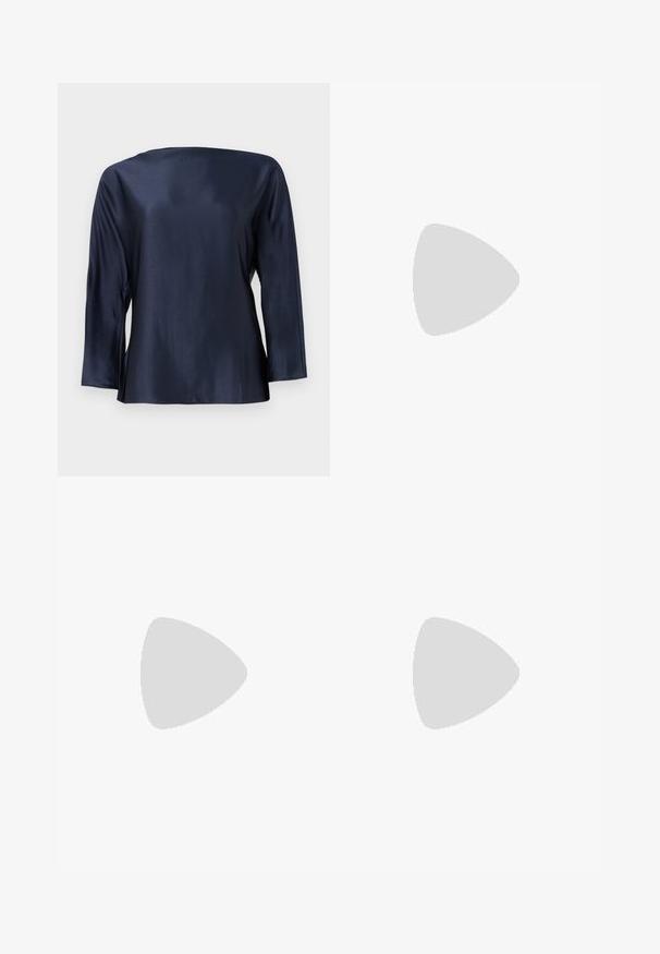 Top satinat de culoare bleumarin, cu decolteu larg și mâneci trei sferturi. Textură netedă cu o croială lejeră, tip boxy. Fără modele sau accente vizibile.; Pantaloni negri, cu talie înaltă, realizați dintr-un material neted. Prezintă o croială dreaptă, două plissuri frontale și bucle pentru curea.; Botine negre din piele, cu vârf ascuțit, toc înalt și subțire, cu manșetă pliată și un detaliu decorativ cu cataramă aurie la gleznă.; Geantă de mână de culoare crem, cu un finisaj texturat, formă curbată, mânere scurte și detalii cu logo auriu. Închidere cu fermoar în partea de sus.