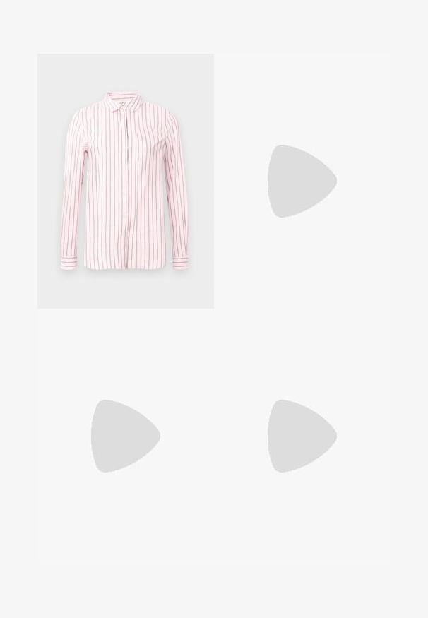 Vaaleanpunainen paita, jossa on pystysuorat tummanpunaiset raidat, pitkät hihat, napitettava etuosa ja klassinen kaulus. Sujuva kangas ja istuvuusmuoto.; Vaaleanpunaiset leveälahkeiset housut, joissa on sileä kangas, korkea vyötärö ja kaksi etupleatsia. Läpivienti on viimeistelty leveällä käänteellä.; Valkoiset urheilukengät, joissa on teksturoitu päällinen, säädettävä tarranauha, pyöreä kärki ja paksu pohja, jossa on selkeä uramalli.; Helmi kaulakoru, jossa on kiiltävät valkoiset helmet. Korun koristeena on hopeanvärinen turvaneula, jossa on kirkkaat rhinestone-koristeet. Suljenta on läppätulppasuljin.