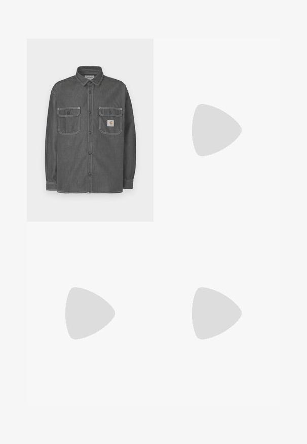 Casaco-de-camisa cinza escuro feito de ganga, com dois bolsos ao peito, fecho de botões e costura branca contrastante. Logótipo Carhartt no bolso.; T-shirt de algodão preto com decote redondo, mangas curtas e um bolso no lado esquerdo do peito com um patch em forma de coração vermelho com texto branco.; Calças de veludo cotelê em teal com um design de perna reta, apresentando uma textura suave, passantes para cinto e bolsos laterais. Sem padrões ou ferragens visíveis.; Ténis Nike Shox cinza e prata apresentam um design elegante, com materiais em malha e sintéticos, ponta arredondada e colarinho acolchoado.