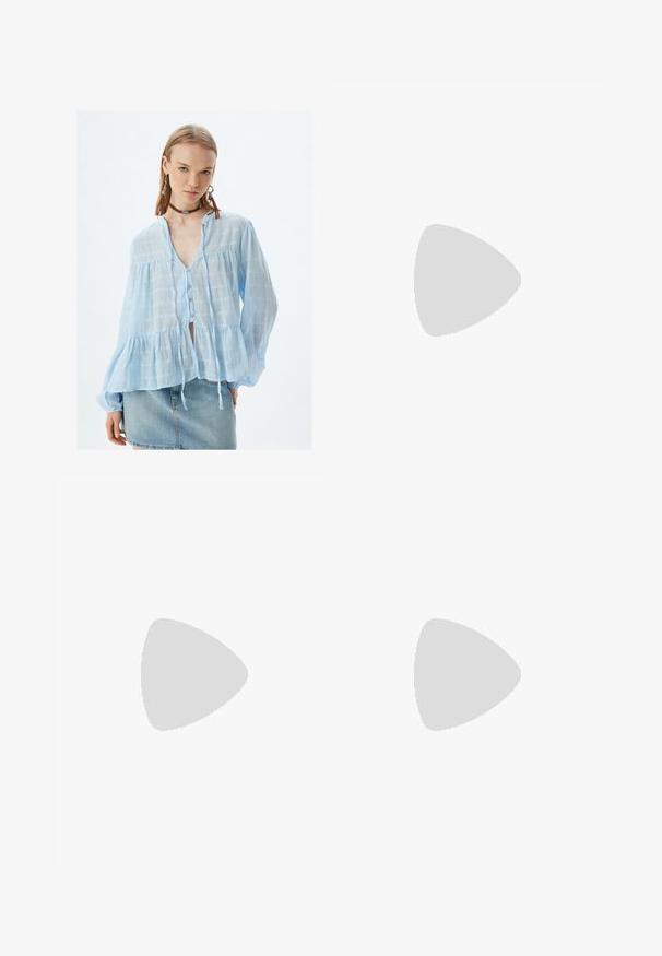 Vaaleansininen puuvillapusero, jossa on ruudullinen kuvio, V-kaula-aukko, nappikiinnitys ja peplum-muotoilu. Ominaisuuksiin kuuluu pitkät hihat ja nyöriaksentit.; Laadukkaat tummansiniset leveälahkeiset farkut. Valmistettu kestävästä puuvillasta, joissa on korkea vyötärö, etutaskut ja suorat, lyhyet lahkeet näkyvillä ompeleilla.; Tan suede nilonini kidogo chukua na sahani ya jukwaa, mguu wenye umbo la duara, na mapambo ya kushona; inajumuisha kipande cha kubana nyuma kwa kuvaa kwa urahisi.; Ruske, rektangulære briller med transparente linser og lilla toner. Glatt plastisk ramme med rette stenger og subtile detaljer.