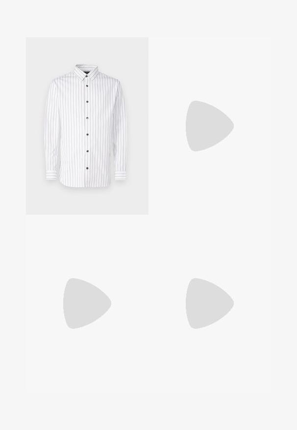 Fehér, hosszú ujjú ing, keskeny függőleges piros és kék csíkozással, gombos kialakítással, hegyes gallérral és fekete gombokkal.; Sötétkék, texturált anyagból készült nadrág, redőkkel, gombos záródással és egyenesen szabott lábakkal.; Fekete bőr loaferek sima felülettel, varrott részletekkel és könnyen felhúzható kialakítással. Lapos talp minimális profilozással.; Fekete napszemüveg, téglalap alakú, sötét lencsékkel, ezüst részletekkel a szárakon, és matt felülettel a kereten.